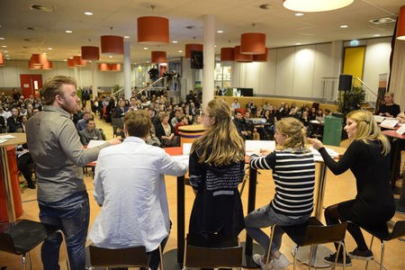 Studenten in debat met politici tijdens mbo debattoernooi