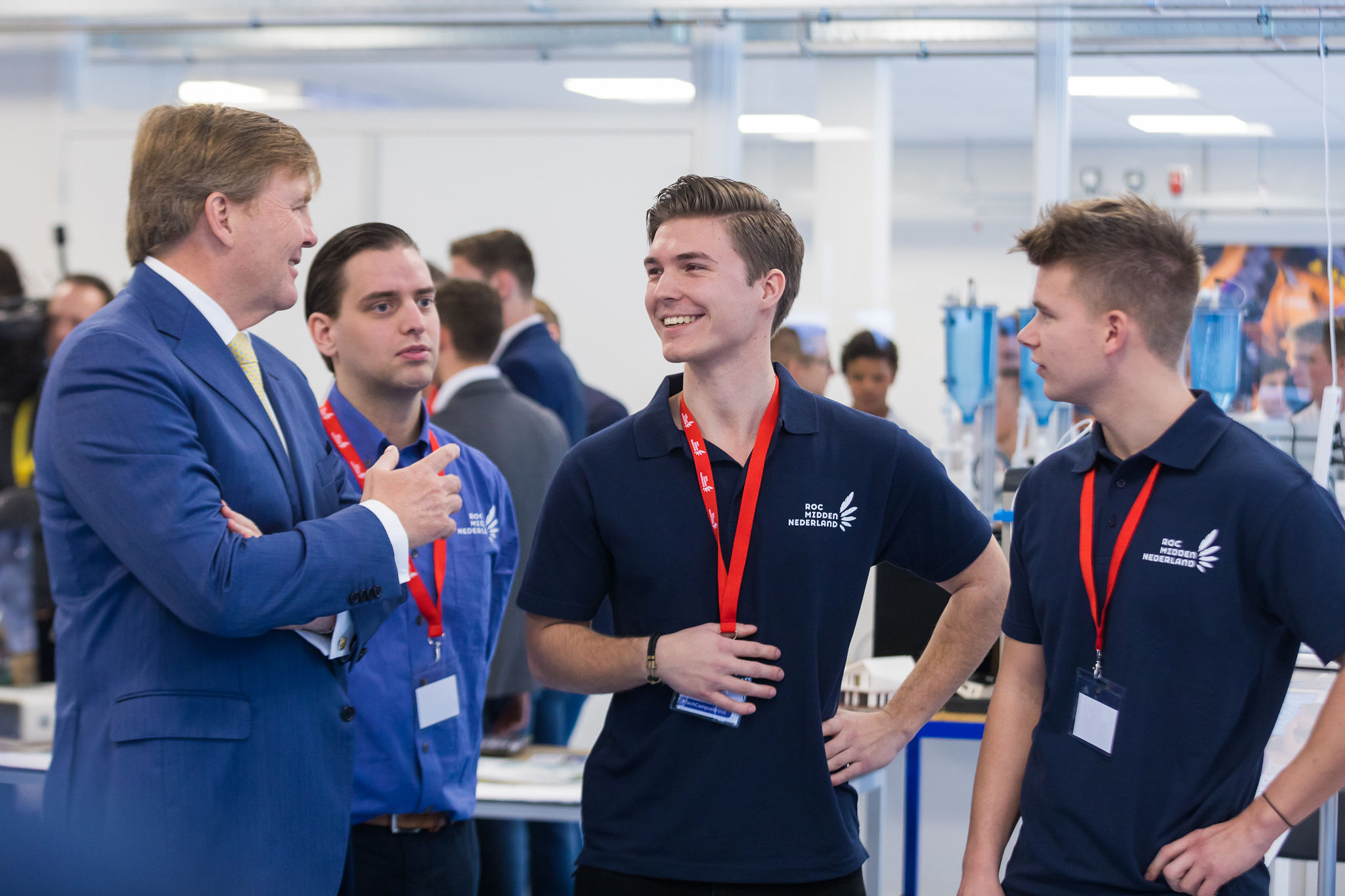 Koning Willem-Alexander spreekt met studenten op de Tech Campus