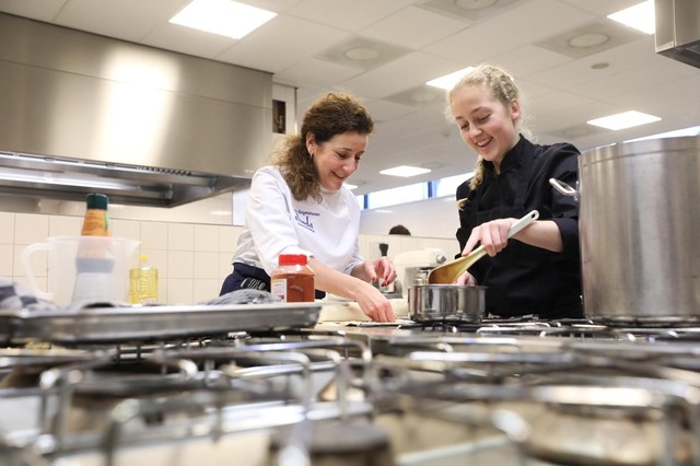 MasterChefs van Albeda koken samen met de minister